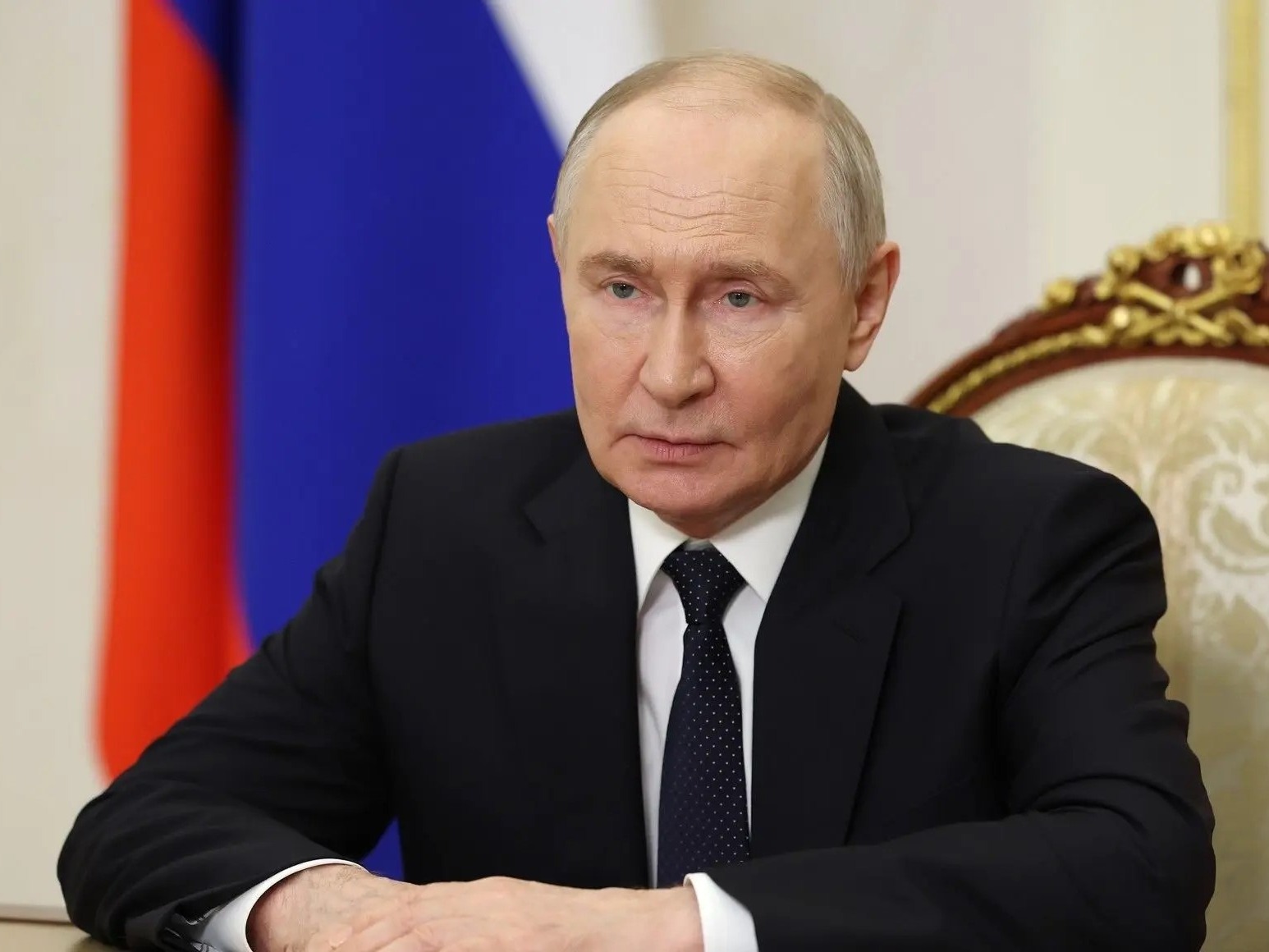 Владимир Путин поздравил выпускников с окончанием школы.