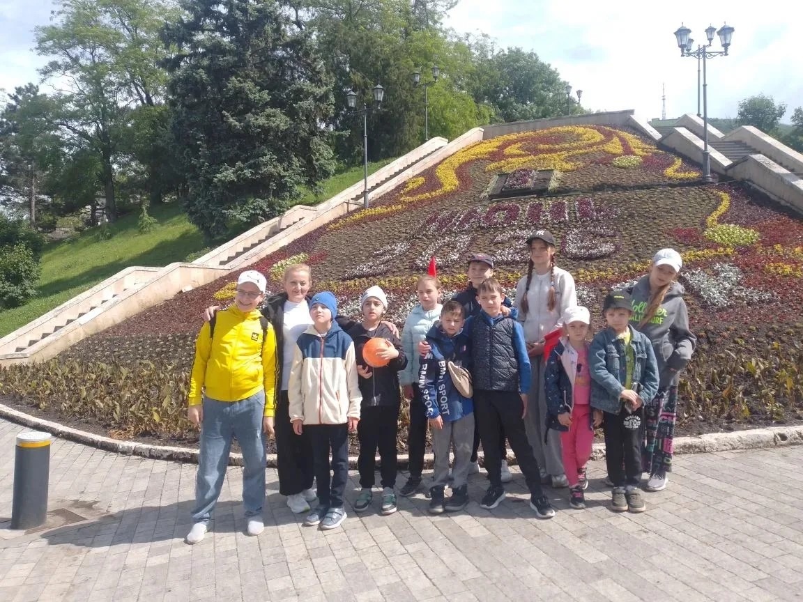 День третий в пришкольном лагере: техника, книги и свежий воздух!.
